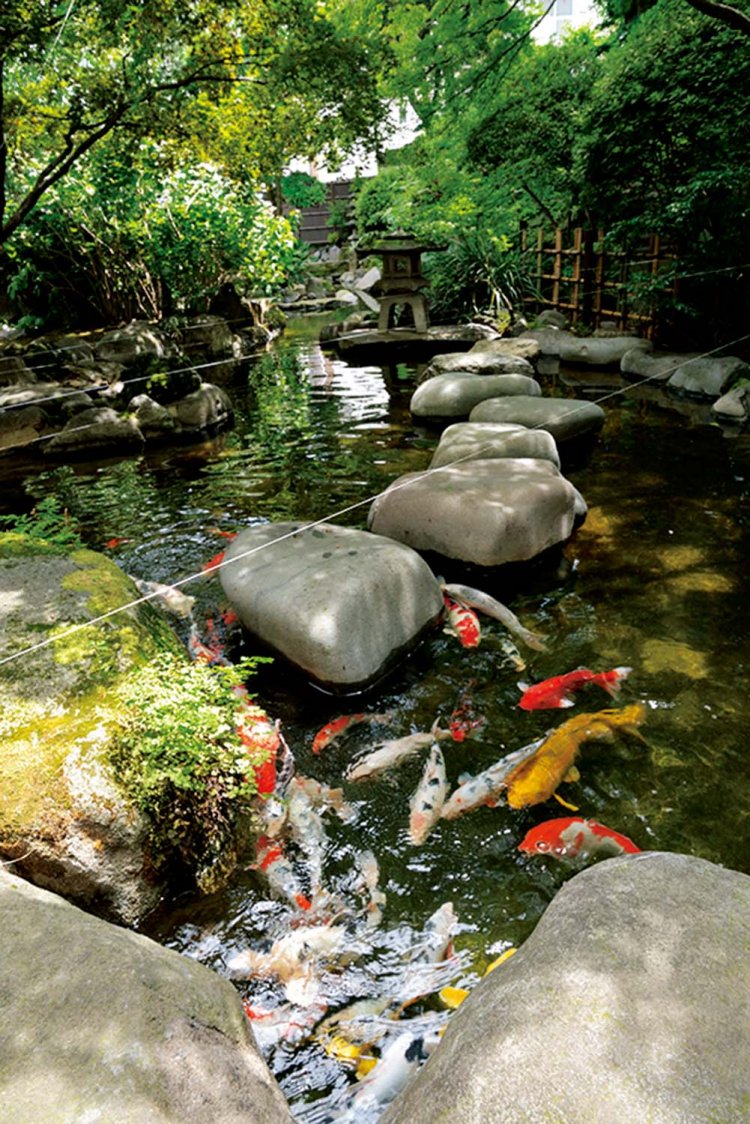 築地塀に囲まれた聖天様の中庭。