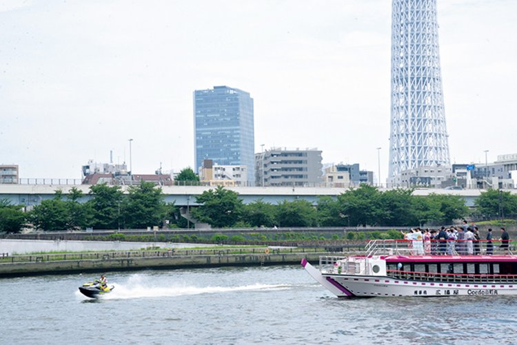 吉原通いの猪牙舟が通った隅田川。今も川遊びを楽しむ人たちで賑わう。