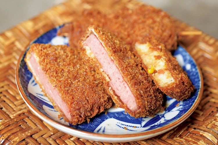 人気のハムカツ170円。