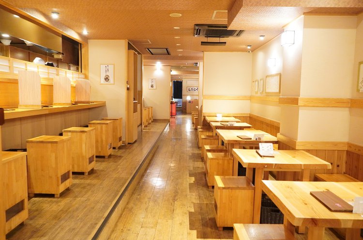 広々と落ち着いた店内。カウンター席もゆったりしていて1人でも気兼ねがない。