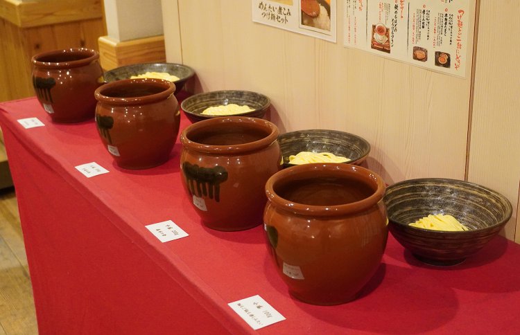 麺の量の見本が店頭に置いてある。