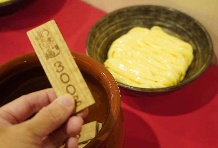 300gは結構多め！壺の中に入った「300g」の札を持っていこう。