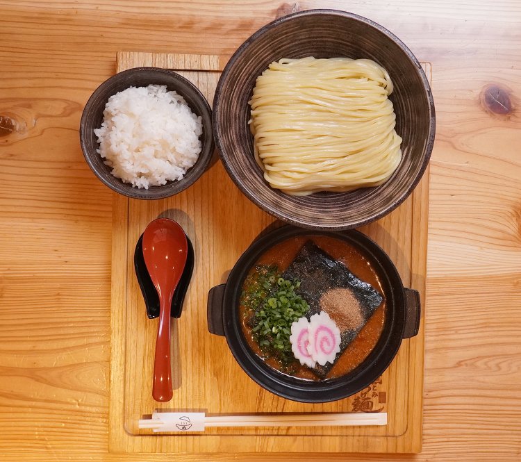 めんたい煮こみつけ麺とご飯、写真にはないが、健康茶として知られるルイボスティーをベースにしたオリジナルのブレンド茶がついた麺飯セット1590円。