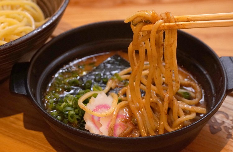 オリジナルの配合で作るストレート太麺がもちもち。