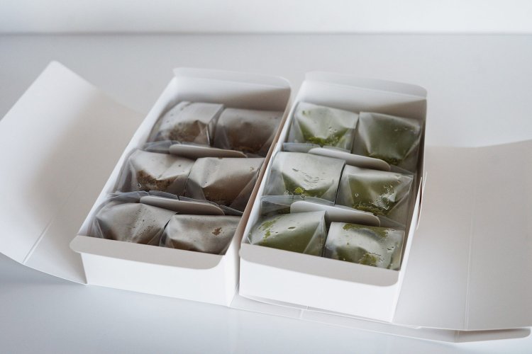 左が狭山ほうじ茶チーズケーキ／右が狭山抹茶チーズケーキ（一箱6個入り）