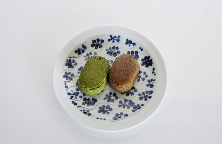 大きさはヨコ3.5×タテ6センチ×高さ2.5センチ程度。一度に2種類食べられる小ぶりなサイズ感がちょうどよいです。