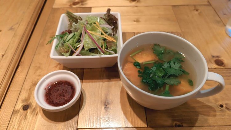 トムヤムスープとオリジナルサラダ
