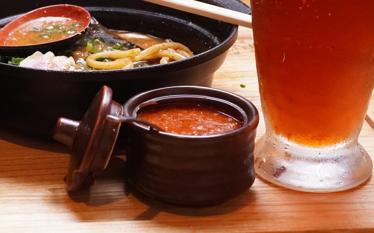 特製辛味だれでさらに旨味のある刺激を。