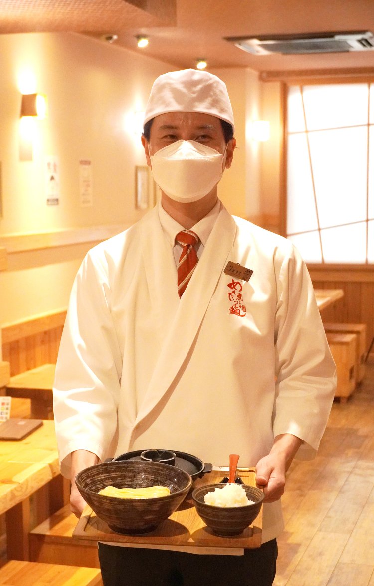 楽しみ方を教えてくれた店長の末宗さん。「特製辛味だれは最初からたっぷり入れるのが好み」とのこと。