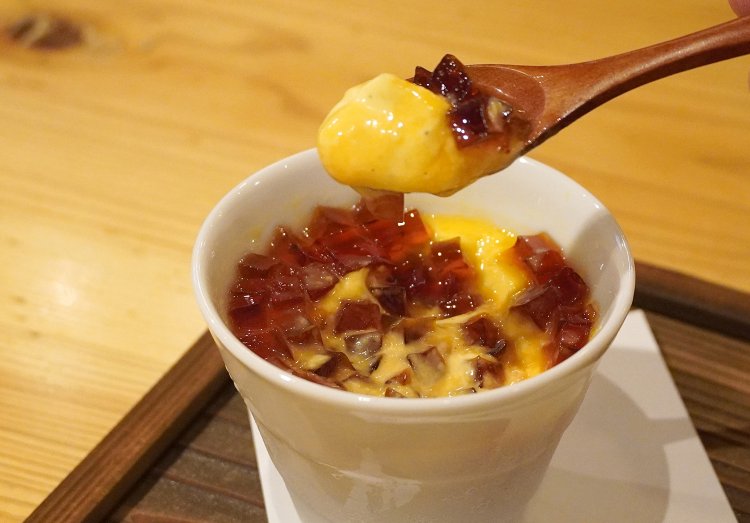 飲めるほどのとろけるプリン638円。さいの目形に切られたジュレ状のカラメルソース。