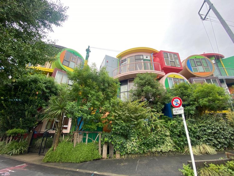 木々から顔をだすヴィヴィッドカラーの立方体。おもちゃの国に来てしまったようだ。