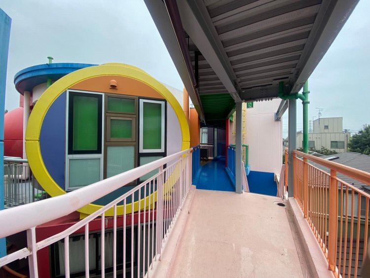 廊下の手すりもキュートな色合いで歩くだけでワクワクしてしまう。