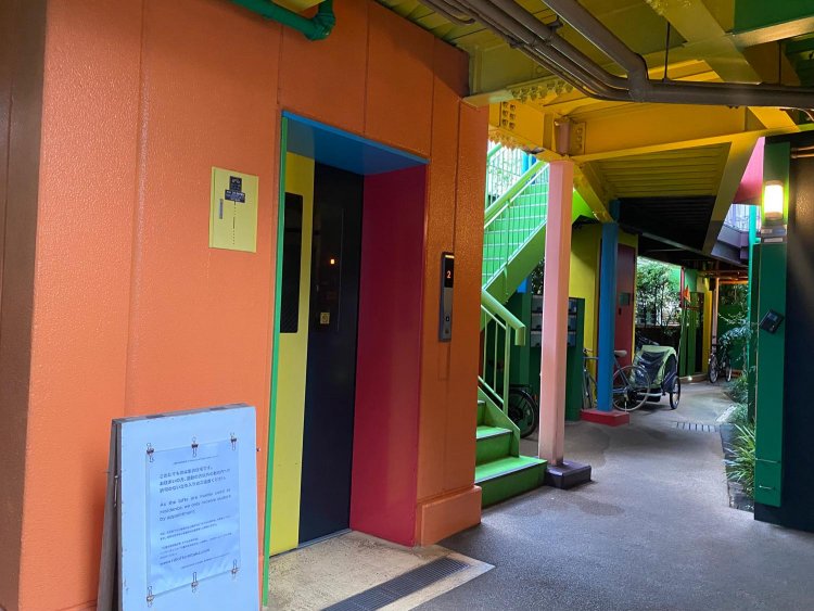 エレベーターもカラフル。廊下に置いてある自転車に、本当に住宅なんだと実感する。