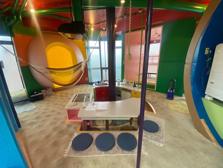 部屋の中も個性的な造りで、テーマパークのアトラクションのよう。