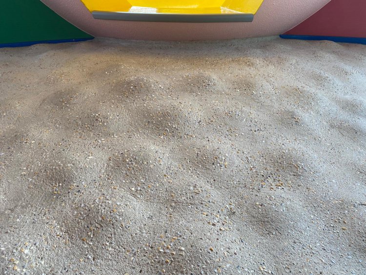 見た目よりもけっこう気持ちいい凸凹の床。土踏まずの大きさに合わせ、左官屋さんがひとつひとつ手作業で仕上げたという。