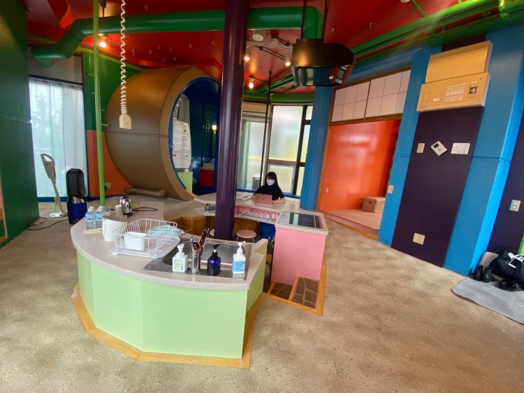 中央のリビングは掘りごたつのように座ることができ、パソコン作業などに打ってつけ。