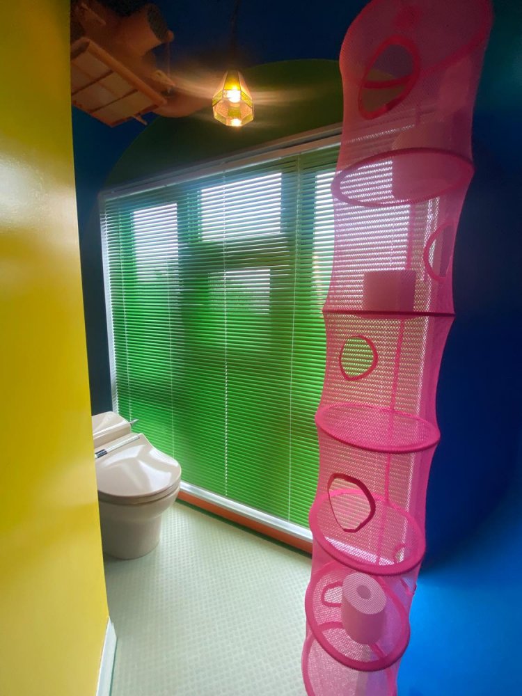 なんとトイレはドアがない！　音が丸聞こえなので、掃除機をかけながら用を足す。