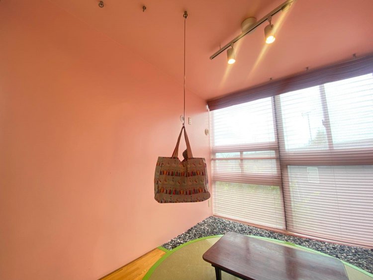 天井に無数の小さな輪っかがあり、ぶらさげる収納を活用する。こうすると飾りたいものだけが厳選されていき、だんだんと持ち物のセンスが磨かれるとか。