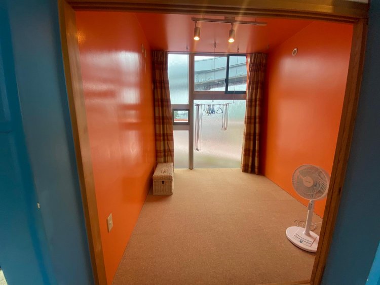 唯一、平面が広がるオレンジ色の部屋。