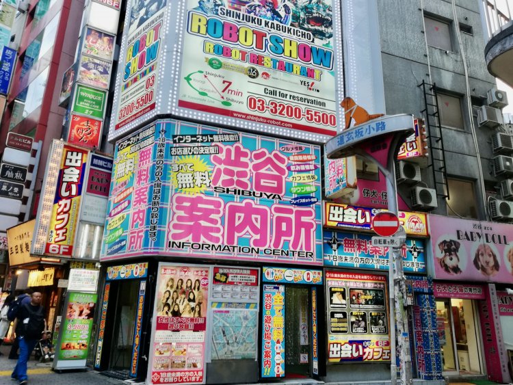 駅前から道玄坂方面へ。 もちろんこのへんはまだ人が多い。