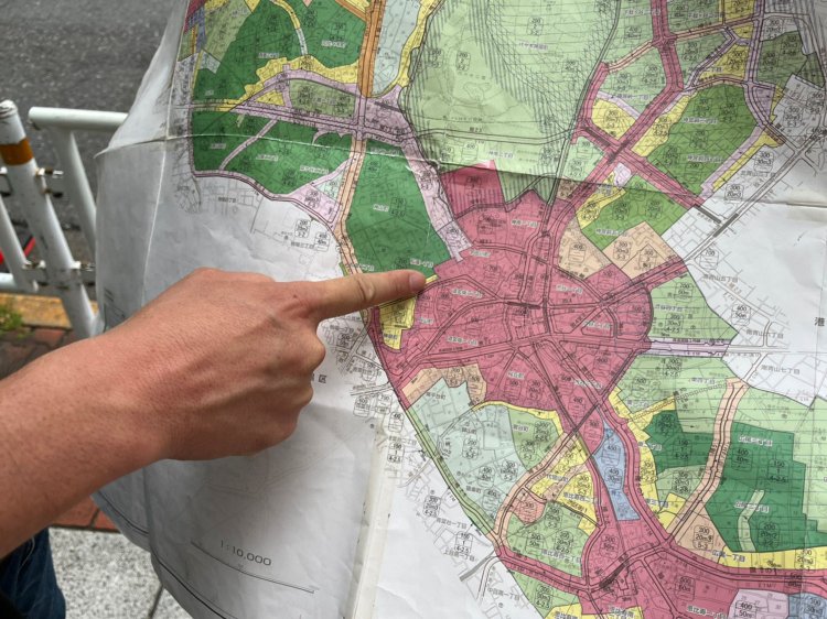 赤が「商業地域」で緑が「第一種低層住居専用地域」だ。 隣接しているでしょ、ここ。