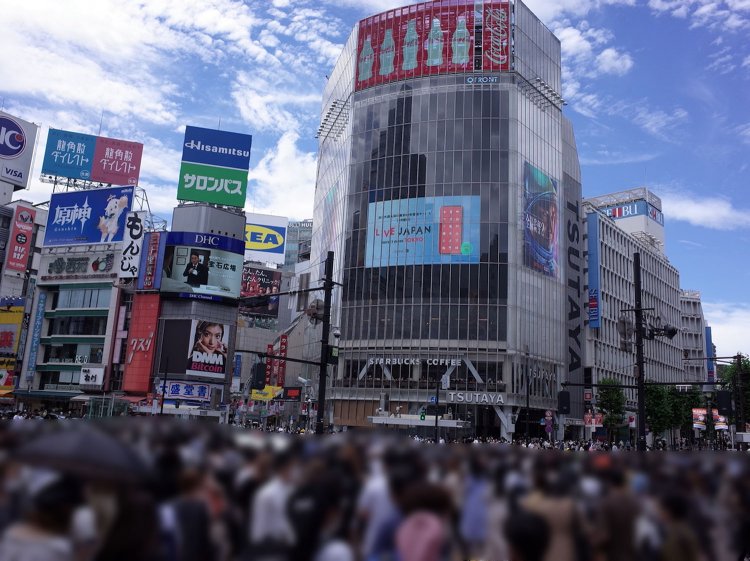 世界に名だたる渋谷のスクランブル交差点。