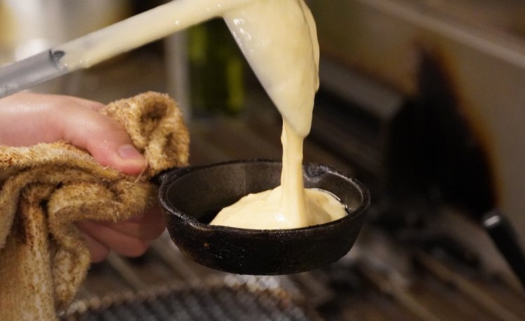 写真はスイーツ系のパンケーキ。今川焼きサイズのものが一皿に3枚入る。