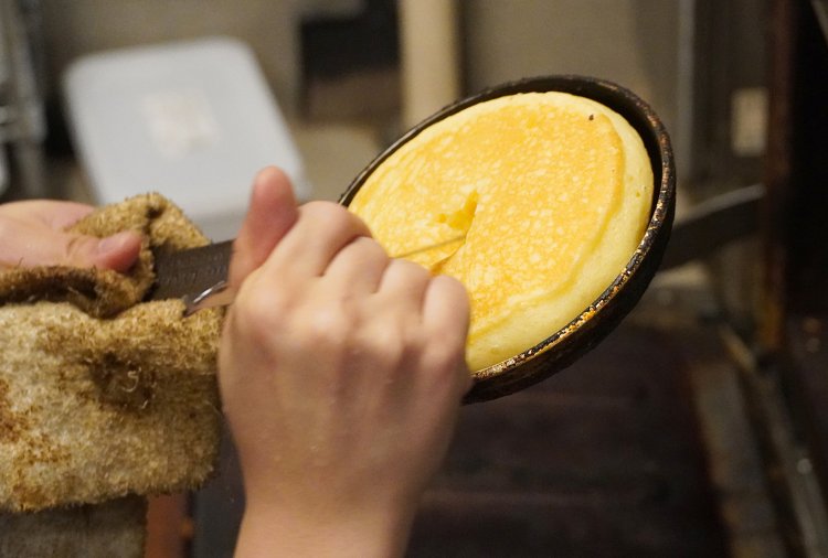 焼け具合を1枚ずつチェックする。