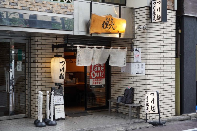 白い暖簾がきりりと美しい。席はカウンターのみ。