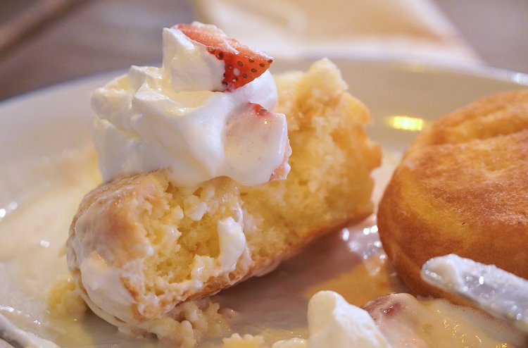 この厚み！断面には気泡がたくさん。これがふんわりの秘密だ。