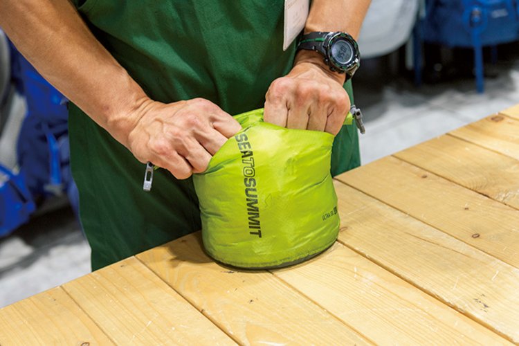 空気を抜いて小さく