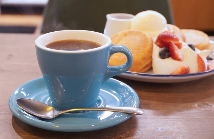 セットのホットコーヒーは、エスプレッソをお湯で割ったアメリカーノ。