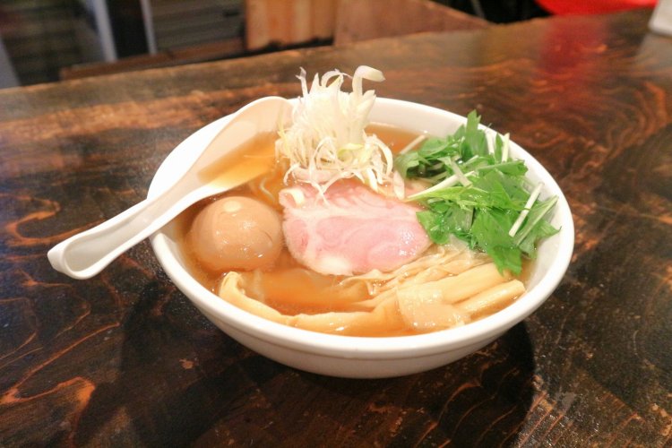 あごだし和風ラーメン750円に、煮卵100円をトッピング。