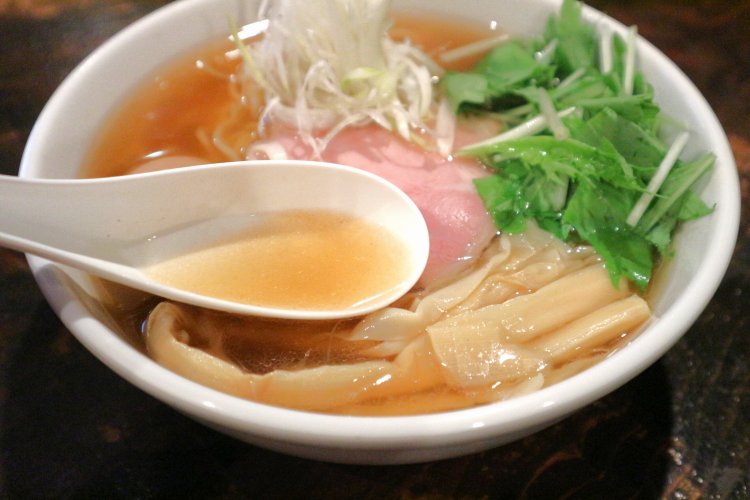 透き通ったスープはどこまでも優しい味わい。