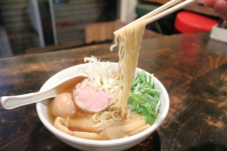 麺はスープに合わせて厳選した細ちぢれ麺。