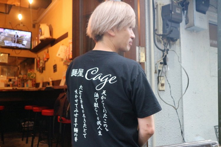 店のオープン祝いで知人が作ってくれたというオリジナルTシャツには、お酒への溢れる愛が……。