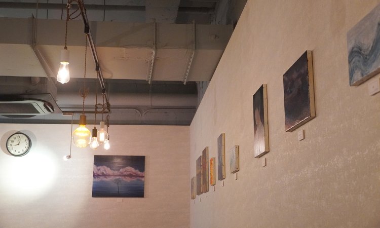 店内の壁面はギャラリーとして貸し出し。毎週火曜日の17時から20時は、小学生から高校生を対象とした無料の塾「カフェ塾テラコヤ」の開校日。