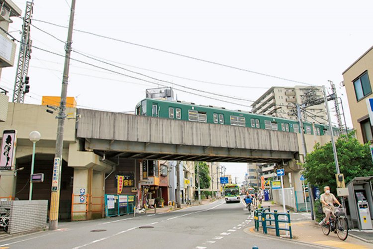 大師前駅付近は高架。