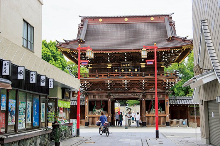 西新井大師の山門前に茶屋が並ぶ。