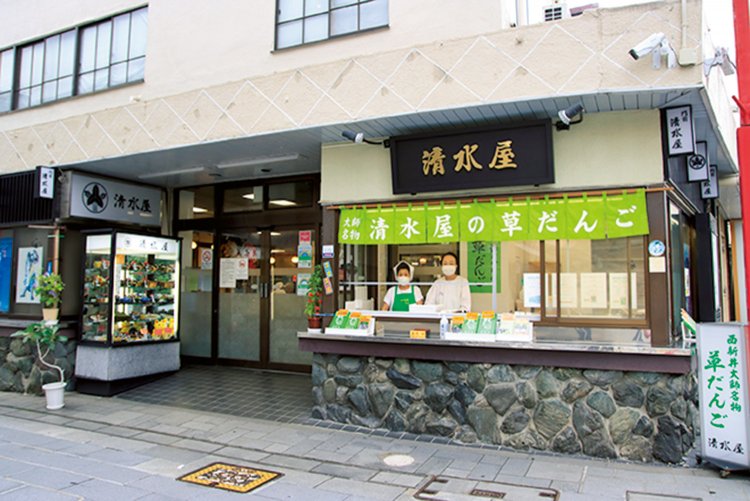 西新井大師山門前の店頭で草だんご（こしあん）の味見あり。
