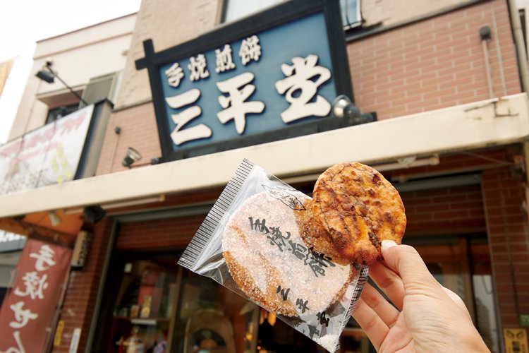 堅焼無地1枚97円、大判厚焼きのザラメ97円。手焼きせんべいは54円～。箱入りもあり。