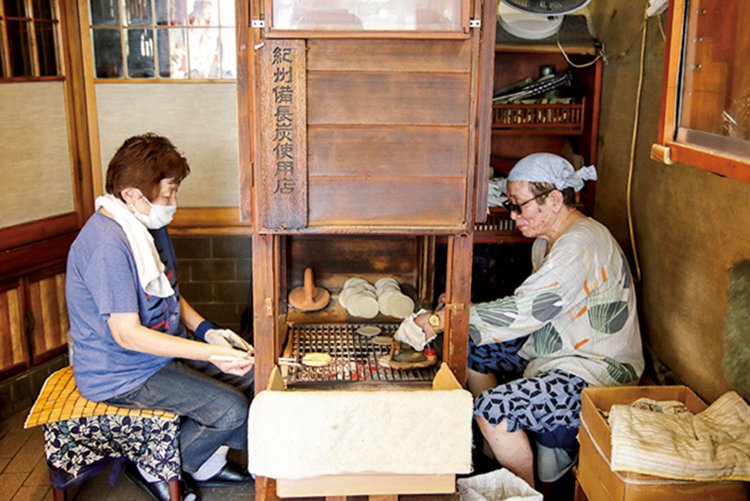 平井さん兄妹がカンカンにおこした炭火で手焼き。