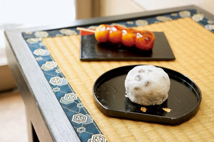 塩豆大福170円、みたらし110円の他、海苔巻き、芋ようかんなども用意。