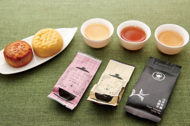 右から白芽奇蘭烏龍茶270円、宮廷普耳茶、茉莉龍珠、パイナップルケーキ、月餠各220円。