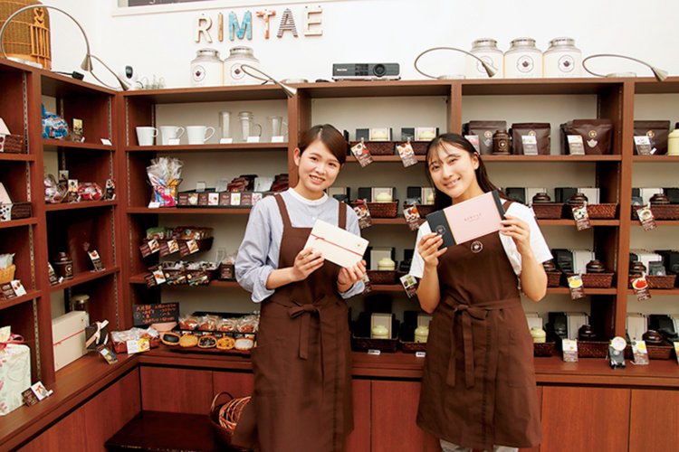 左から黄 倍春（コウハイシュン）さん、岩壁ひとみさん。