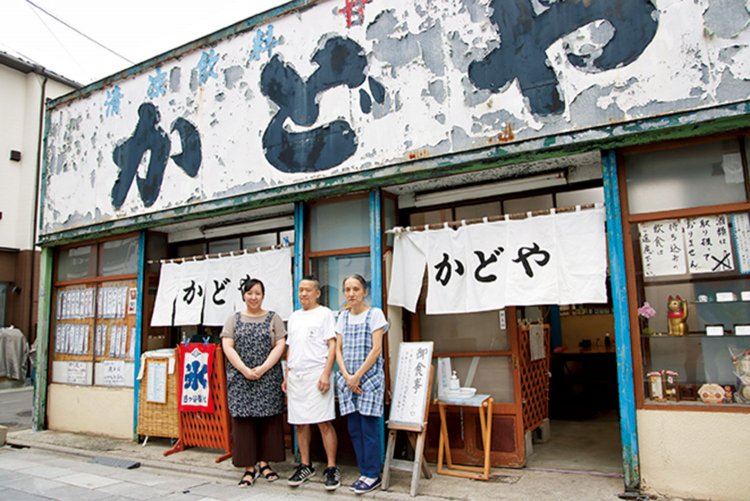 初代の味を引き継ぐ4代目の中田一家。10月下旬、恒例の今川焼仕様に店構えを切り替える。