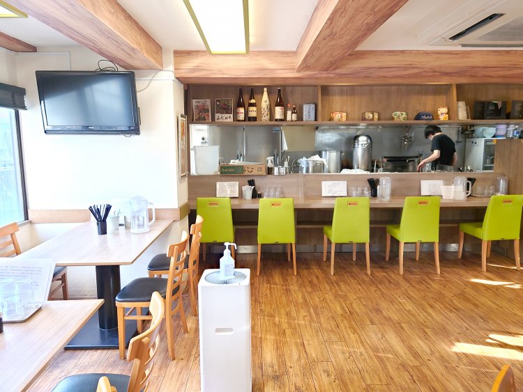 広々とした明るい店内に、カウンター5席、テーブル4席×2・2席×3の計19席。