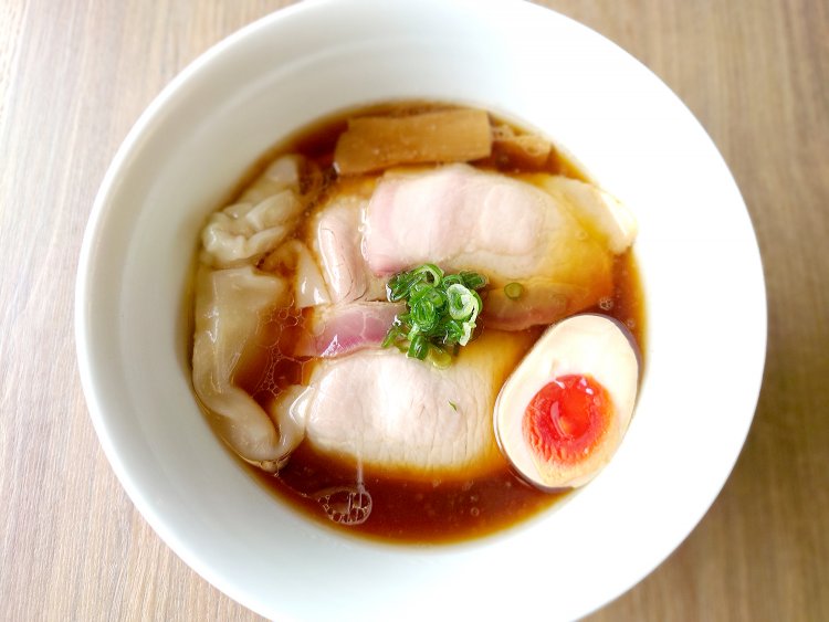 特製醤油そば1150円。スープにも使われている岩中豚の大判チャーシュー2枚。