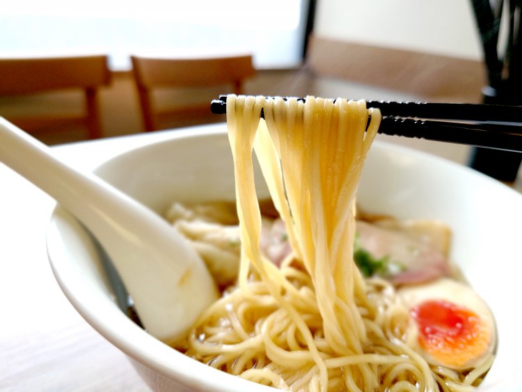 もちもちでつるっとした喉越しの細麺。スープが絡んで麺がきれいな醤油色に。