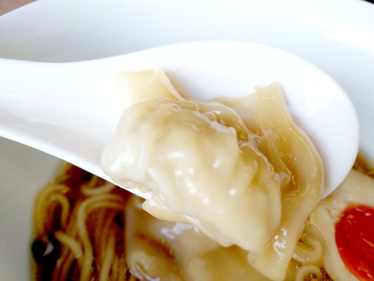 特製には山水地鶏と岩中豚のワンタンが1ずつ入る。もち小麦100％の皮に包まれた肉餡がジューシー！